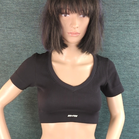 Bo+Tee V Neck Crop Top - Picture 2 of 8
